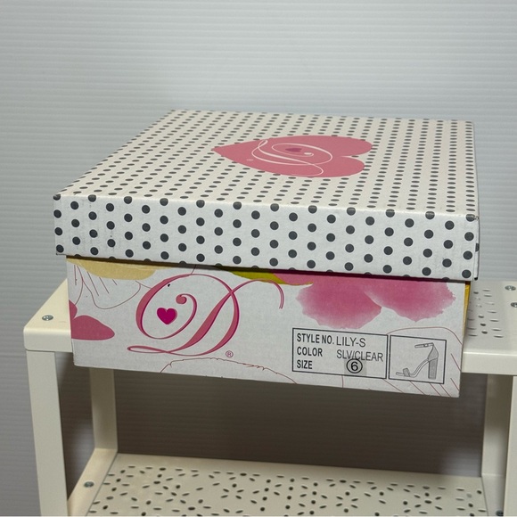 New With Box Delicious brand Shiner block-heel sandals in silver/clear, size 6 - Picture 11 of 11